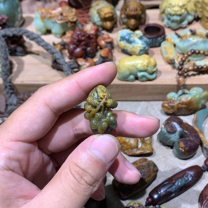未镶嵌岫岩河磨玉（透闪石质玉）挂件