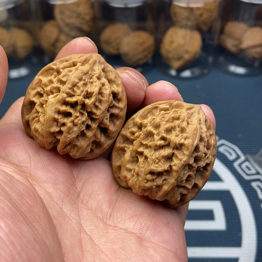 文玩核桃吊坠野牛
