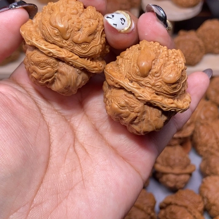 ༺***༻蛤蟆头雕刻的金蟾