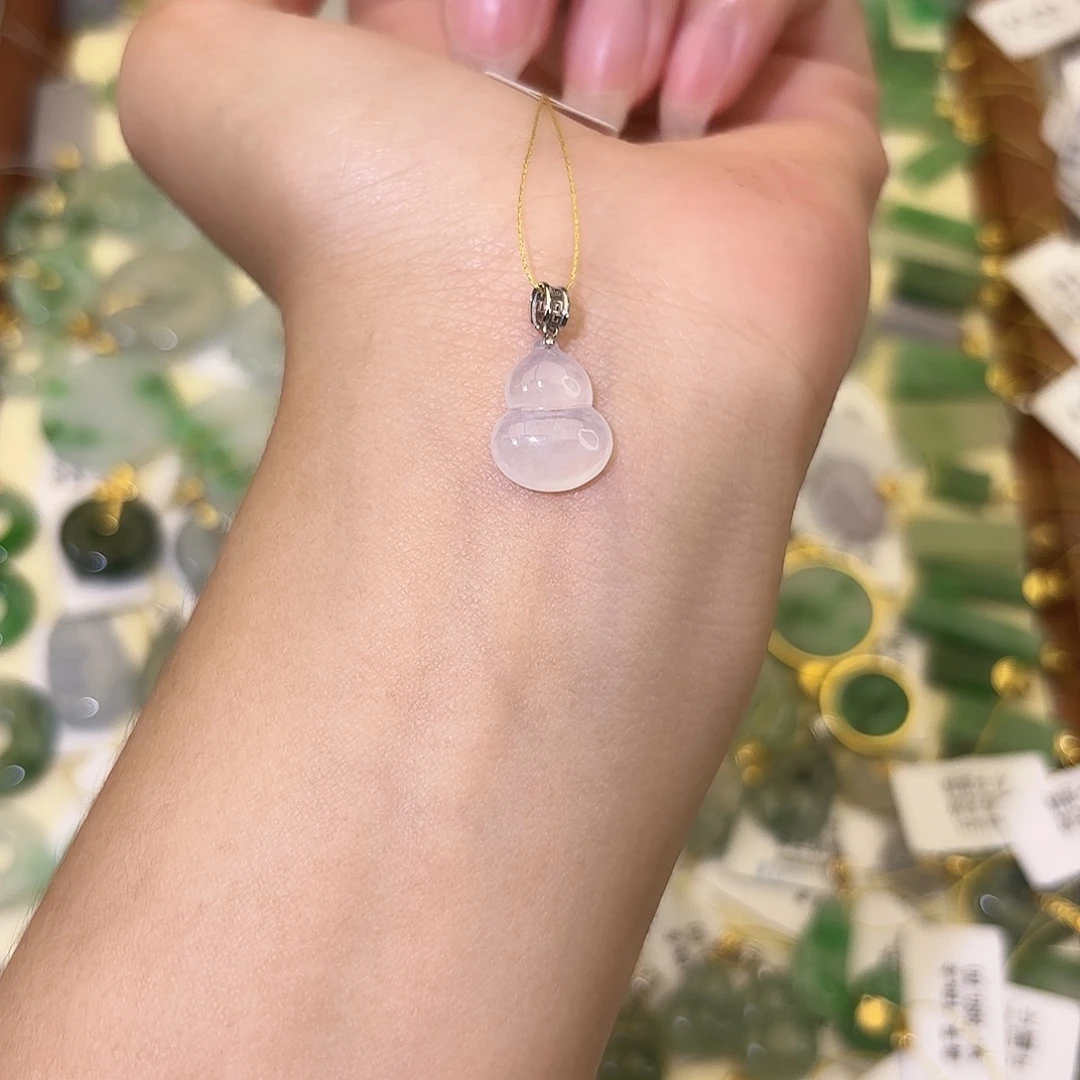 旗***肌翡翠18K金镶嵌颈饰葫芦