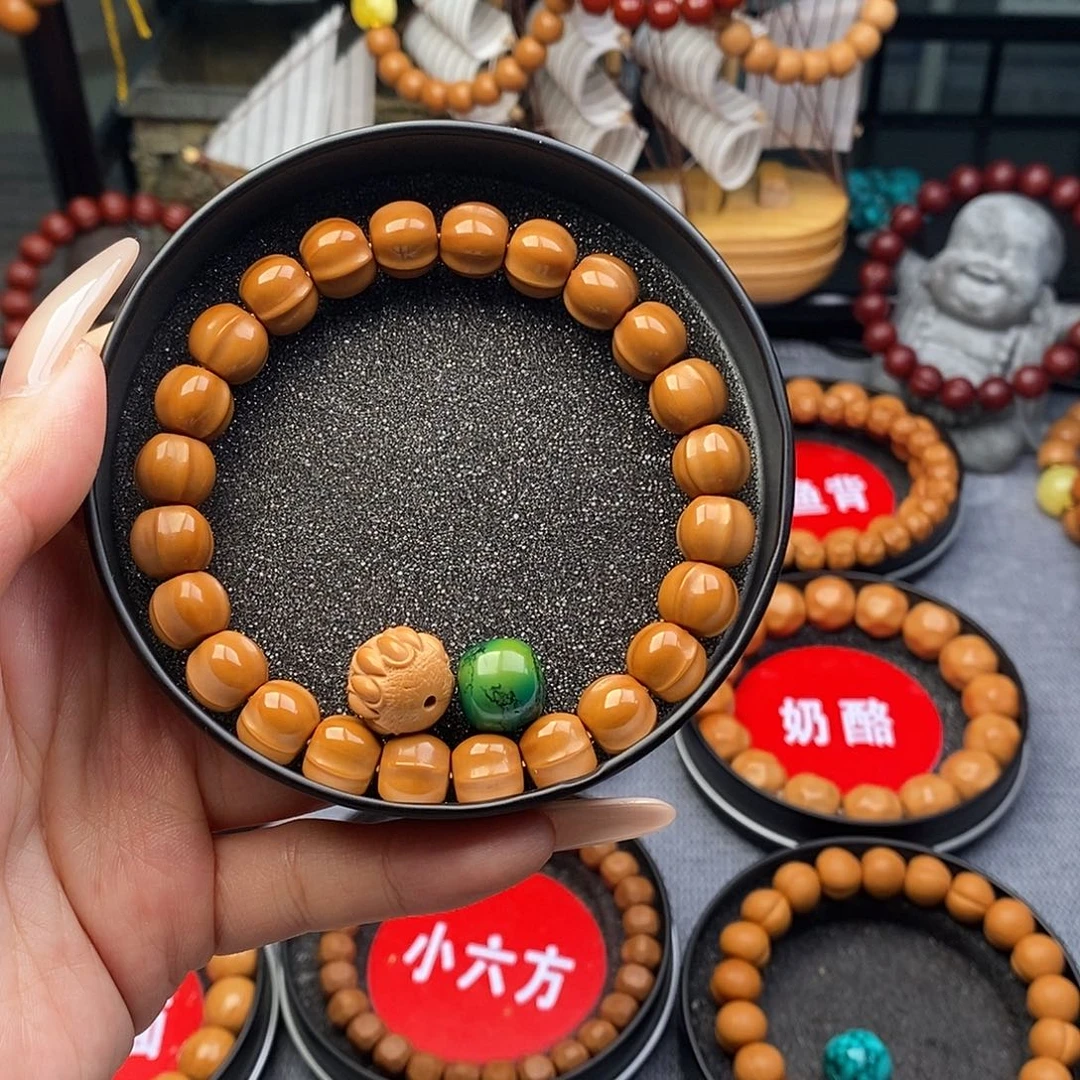 杨****吊坠猴头核桃小鲨鱼+俩配饰