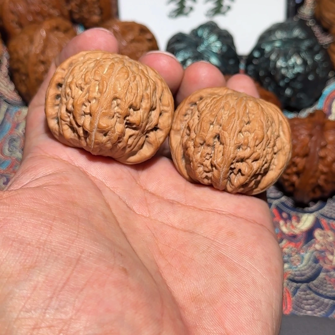 把件文玩核桃玉尊文玩核桃，尺寸40 41 33