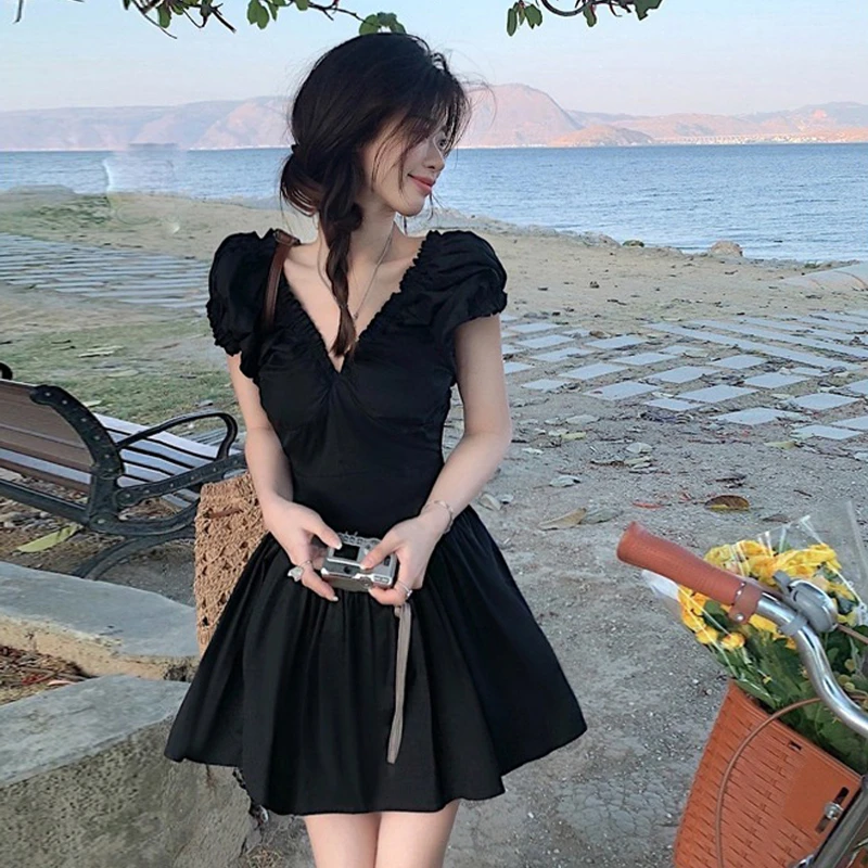 YM7795夏季新款小黑裙梨型身材穿搭赫本风连衣裙子V领短裙设计感