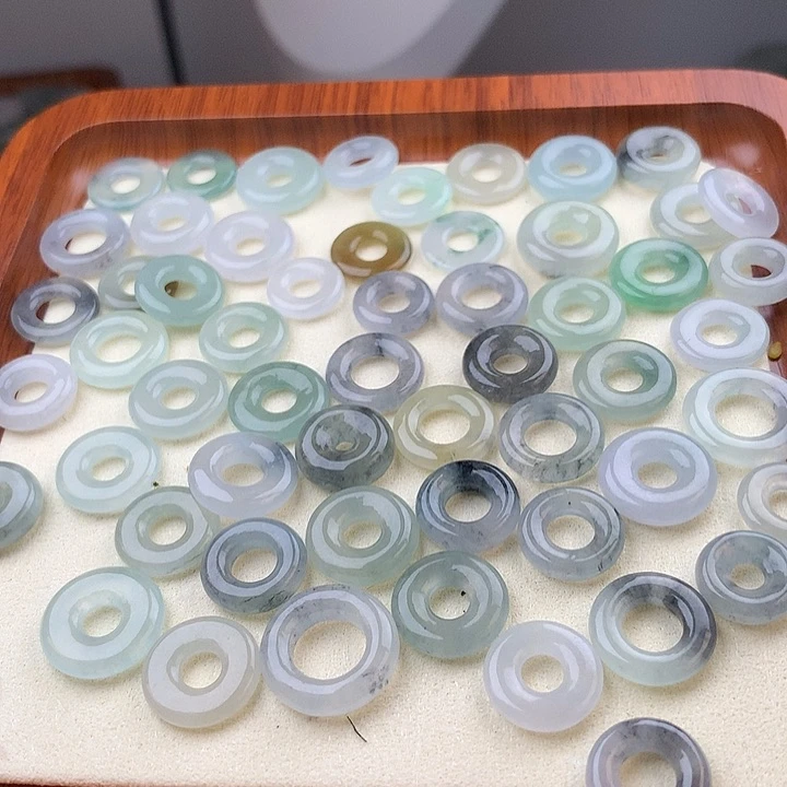 翡翠未镶嵌颈饰甜甜圈1个