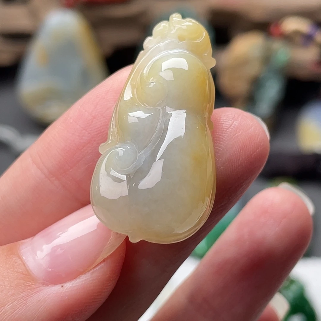 翡翠未镶嵌颈饰如意