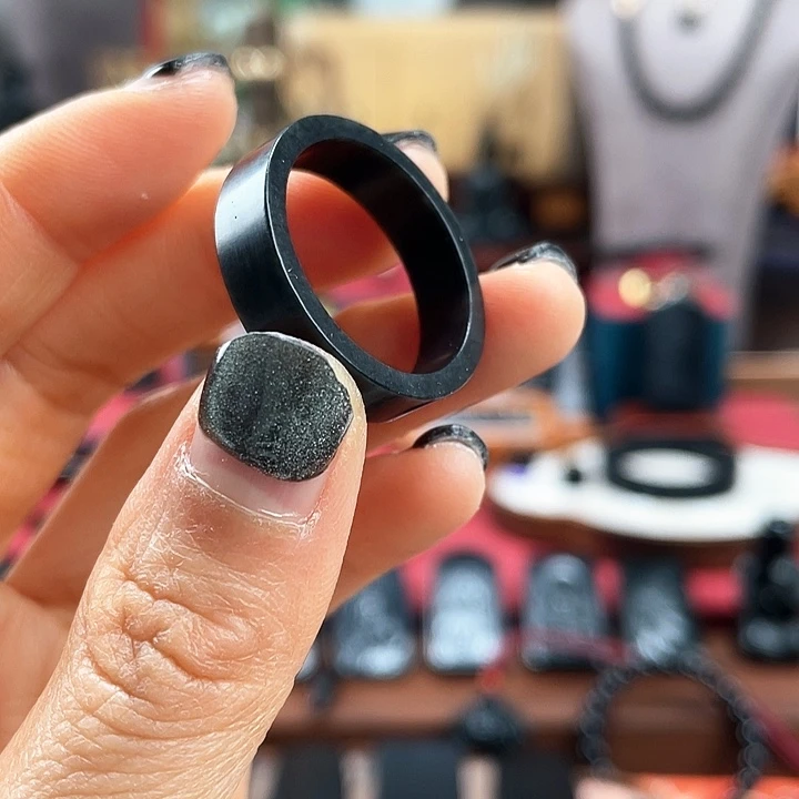 和田玉戒指未镶嵌包容