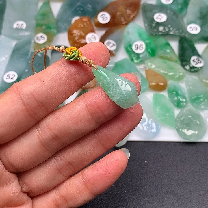 翡翠未镶嵌颈饰随型