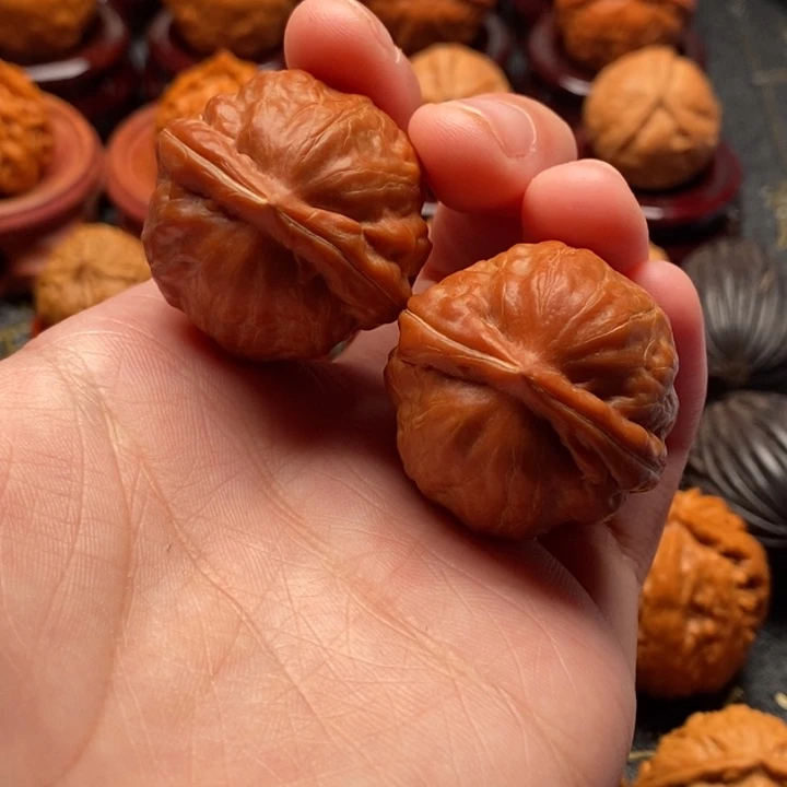 文玩核桃吊坠红帽