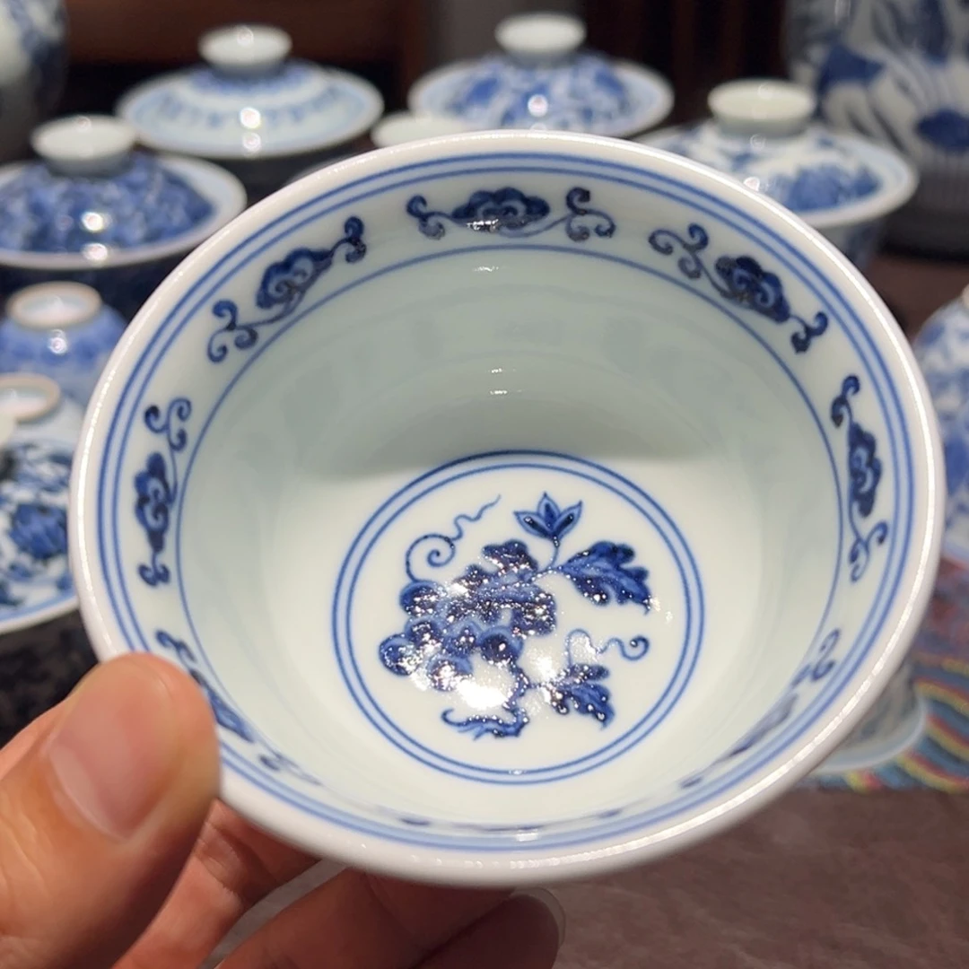 精品复窑青花葡萄纹压手杯口径约9.5厘米
