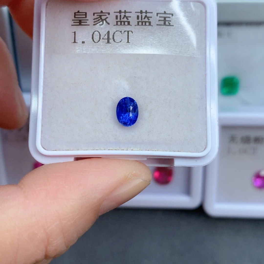 1.04克拉裸石蓝宝石未镶嵌