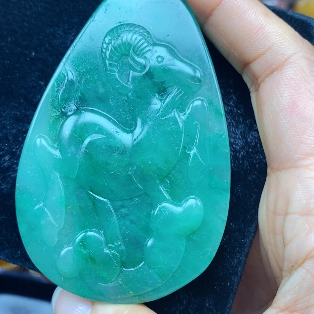 未镶嵌石英质玉（黄龙玉）颈饰