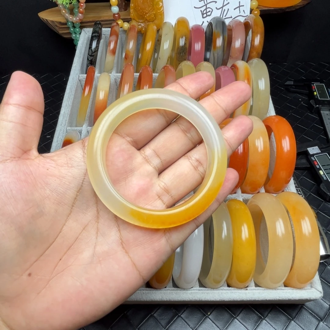 笑***严石英质玉（黄龙玉）未镶嵌手镯