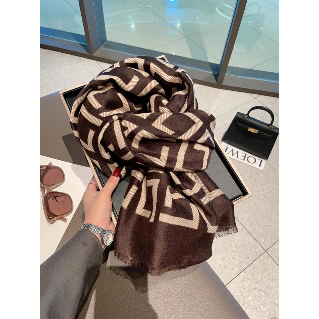 culv 秋冬季薄款围巾女韩版百搭时尚咖啡色字母丝巾长款披肩纱巾