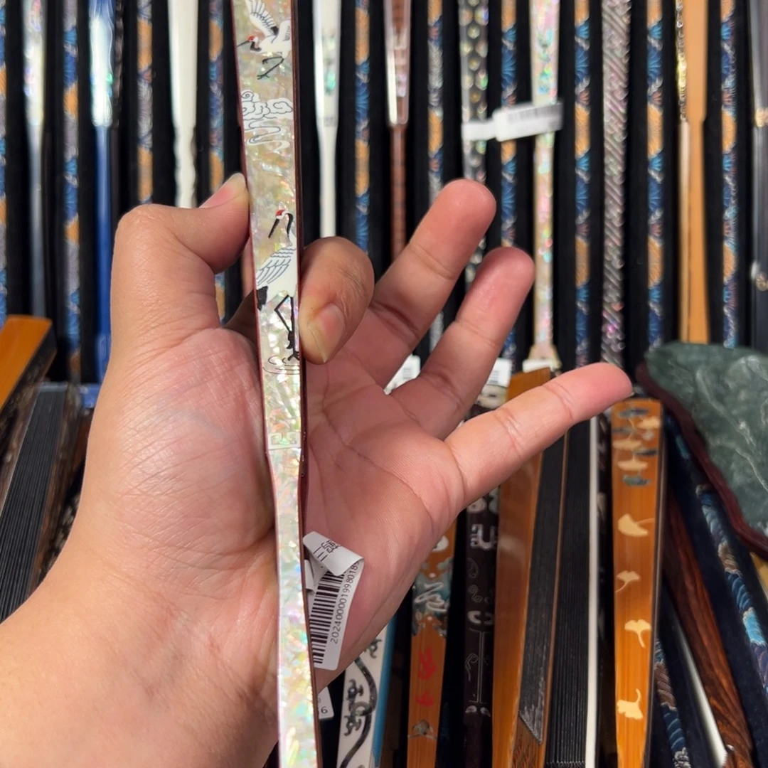 天***歌扇子扇子的设计非常精致