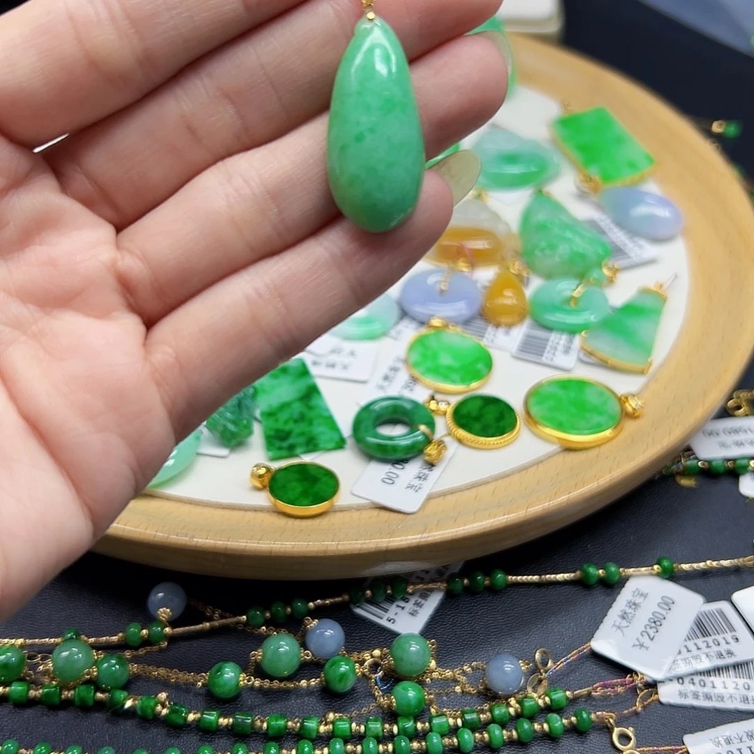 翡翠颈饰18K金镶嵌天然缅料A货一件