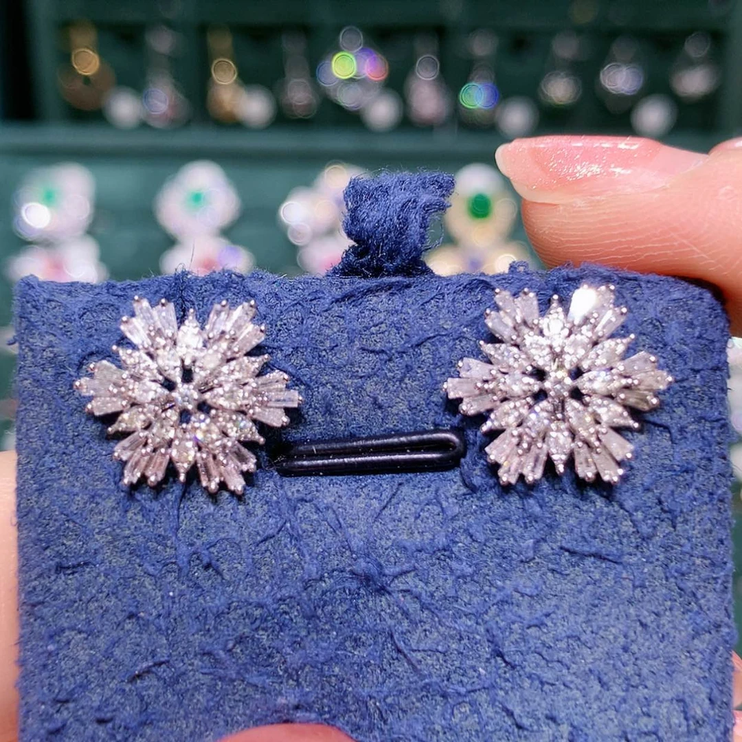 【闪购商品】钻石耳饰18K金镶嵌耳钉