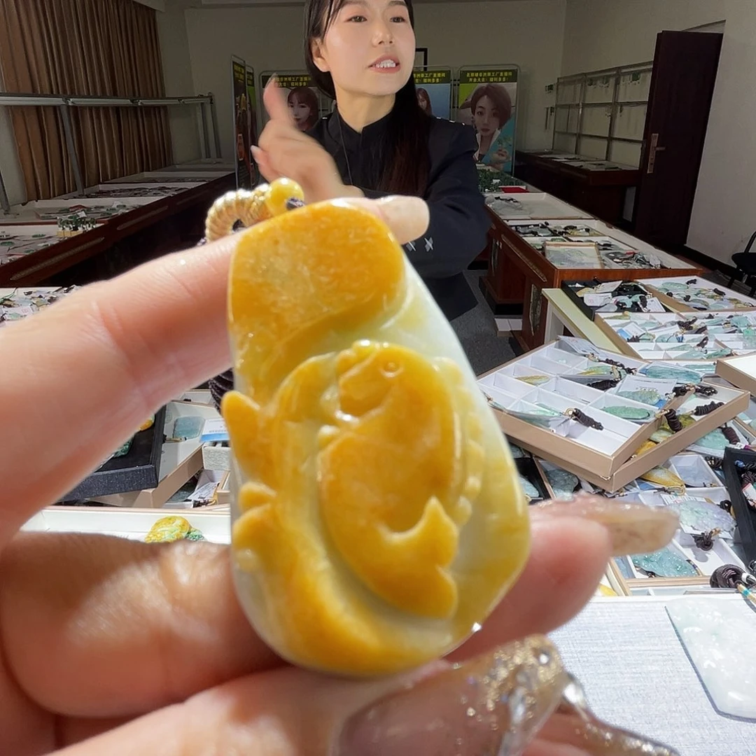翡翠未镶嵌颈饰一