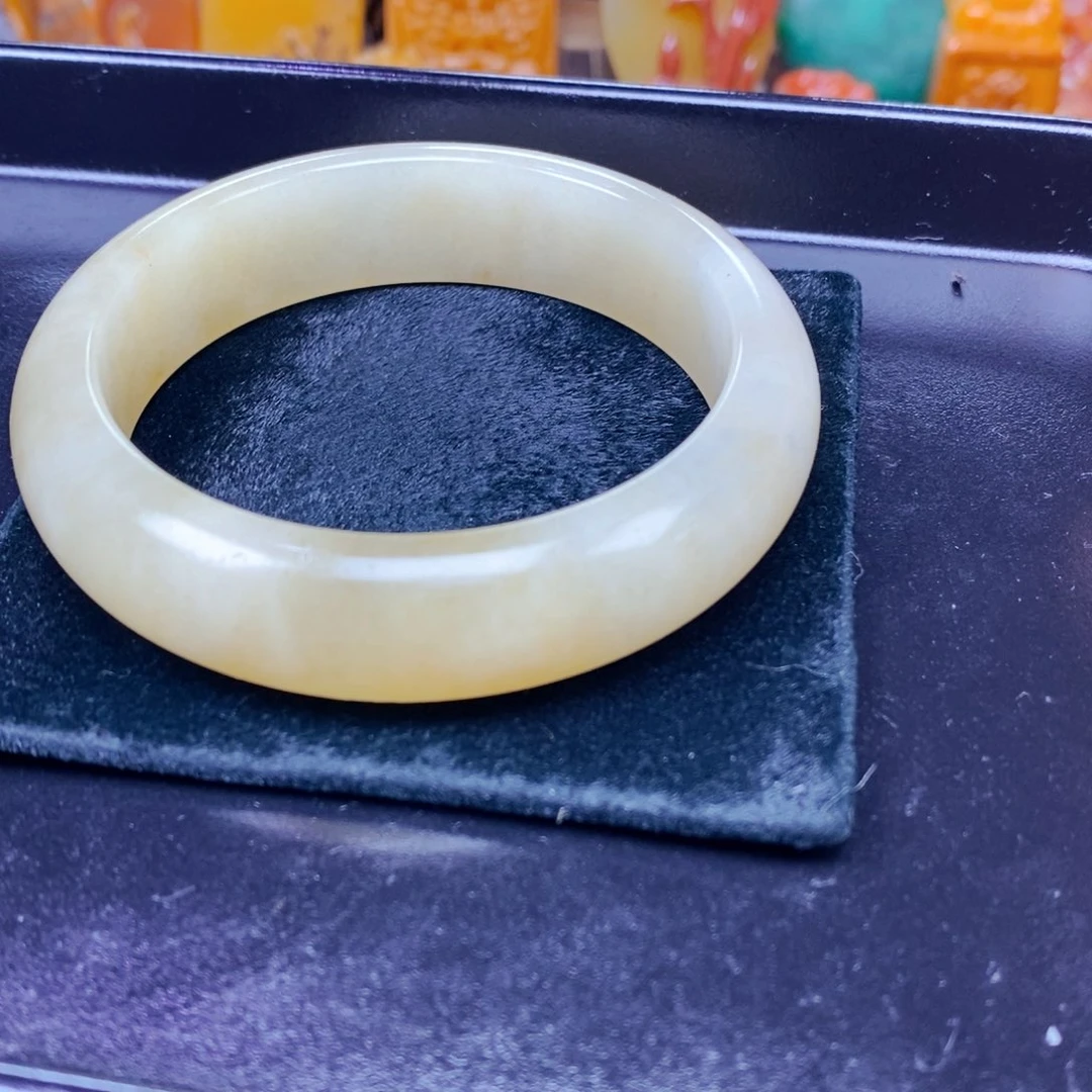 未镶嵌石英质玉（黄龙玉）颈饰