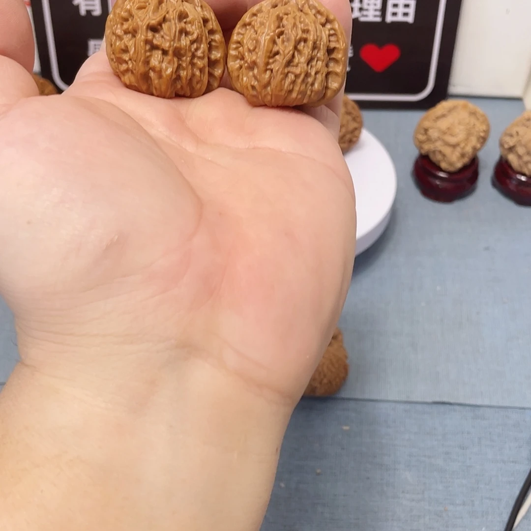 桃核吊坠白狮子核桃