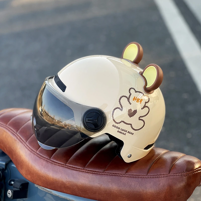 3C认证国标电动摩托车头盔时尚可爱男女通用夏季防晒透气骑行半盔