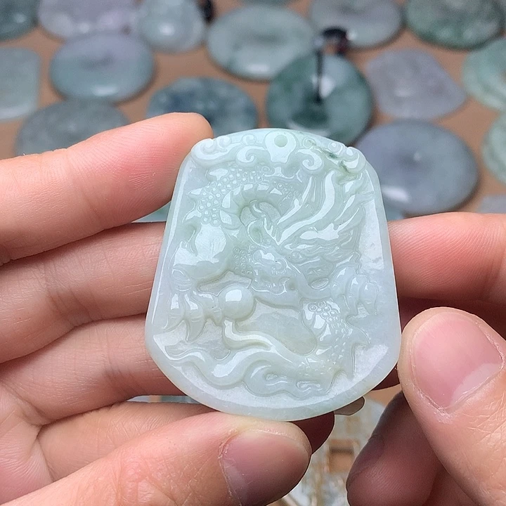 翡翠未镶嵌颈饰龙牌