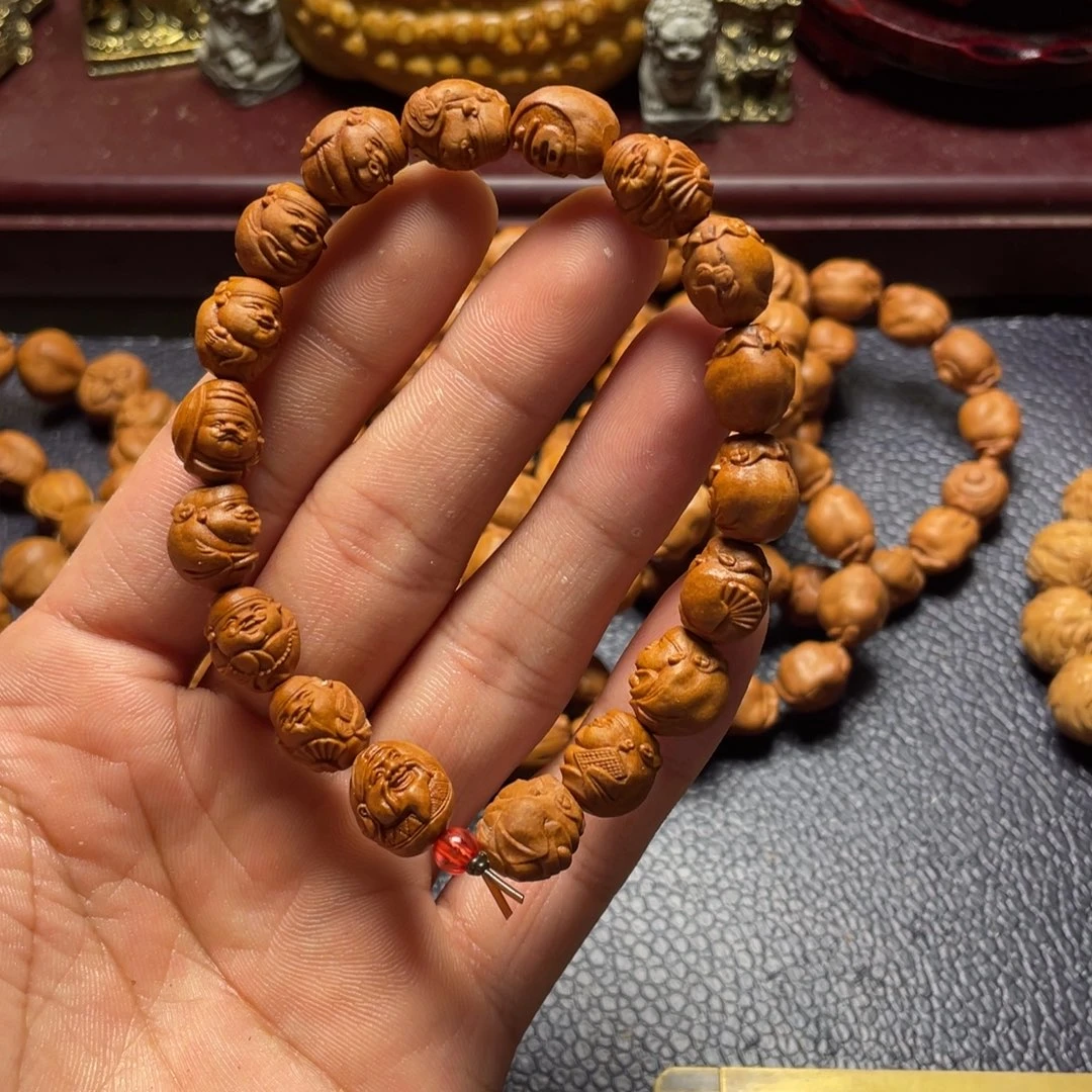 龙纹桃核雕刻瑕疵财神