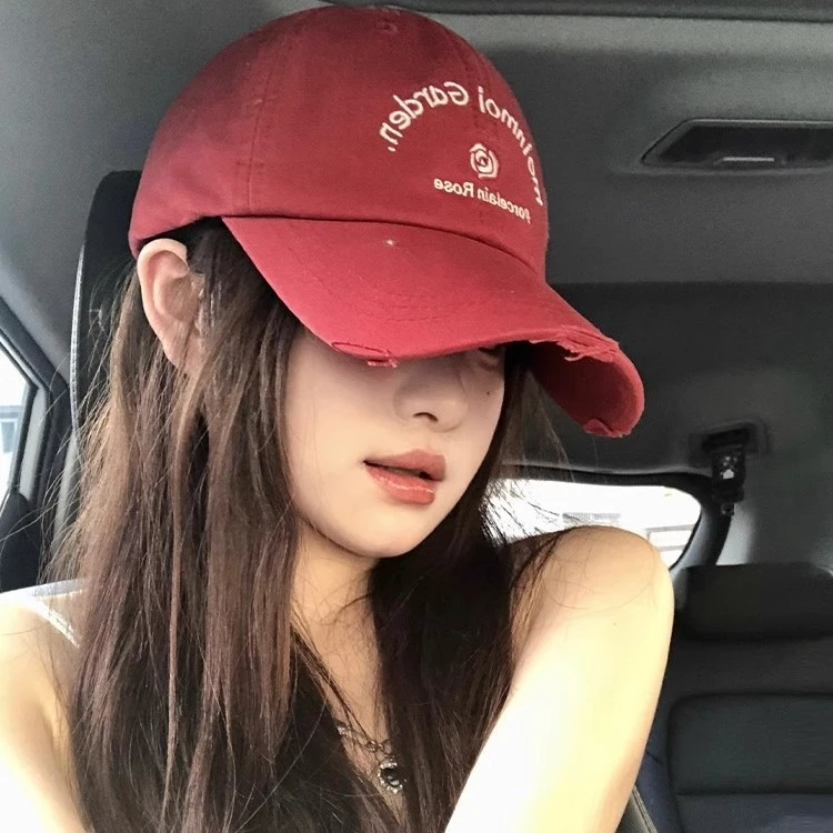 TIFICY户外夏季新款美式浆果红色刺绣棒球帽女潮显脸小字母鸭舌帽