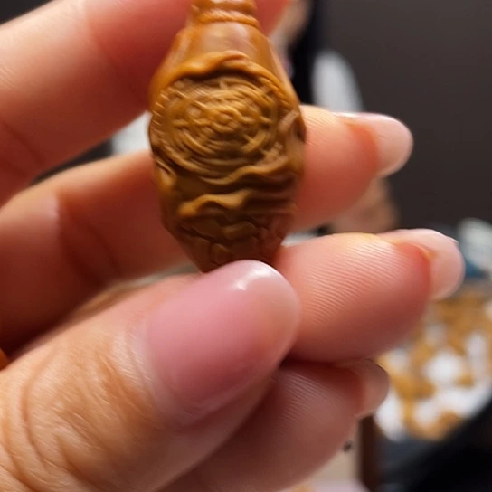 橄榄核的颜色是黑色