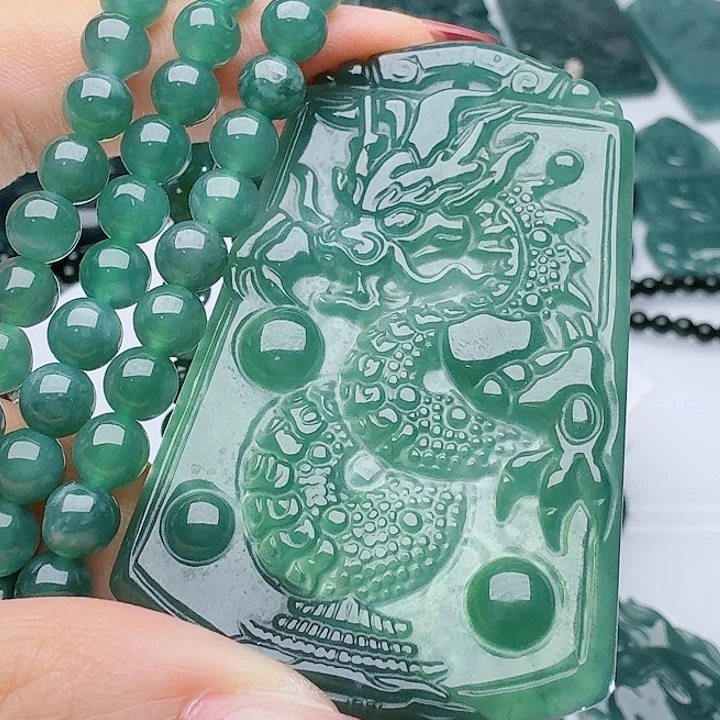 翡翠未镶嵌颈饰多样性发其一
