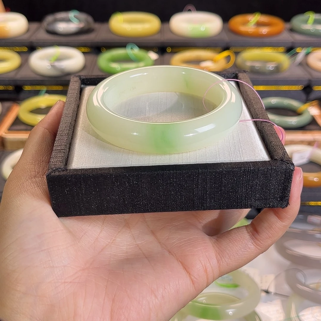 和田玉未镶嵌手镯翠青