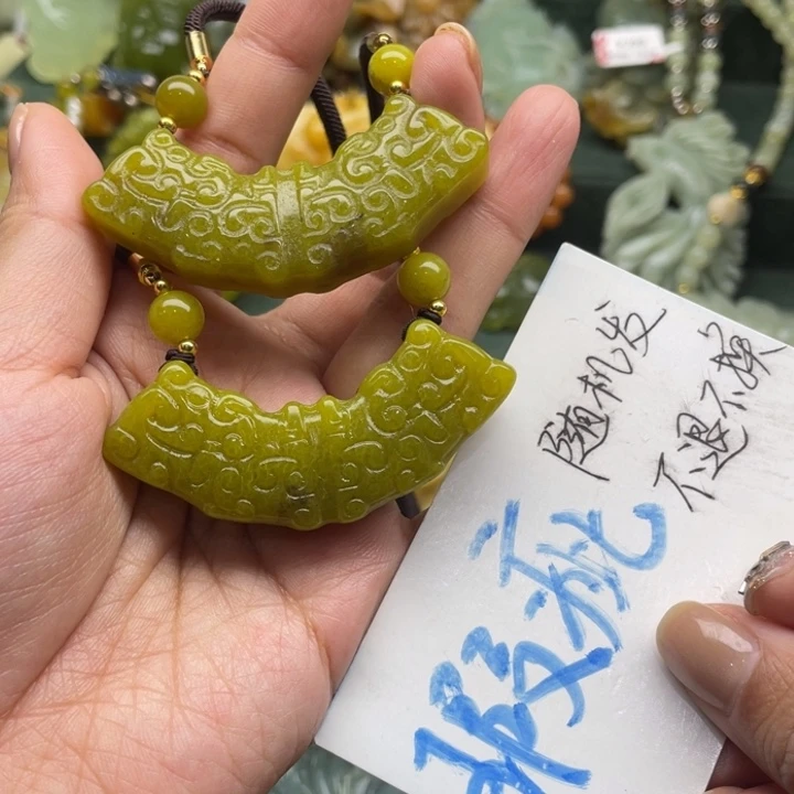 蛇纹石玉吊坠合金
