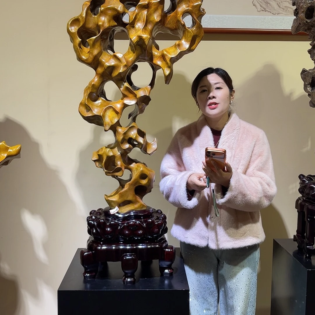 背***者太湖石，高1.22宽55