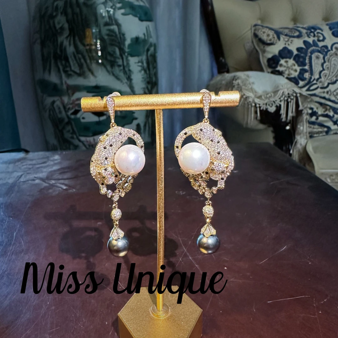 B1901黑白珠珠金色豹子耳环