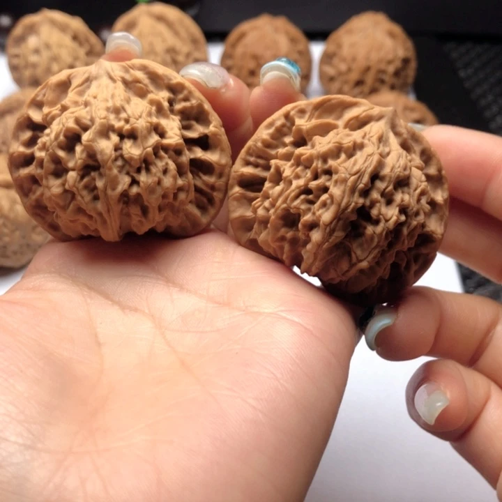 文玩核桃吊坠盘龙纹