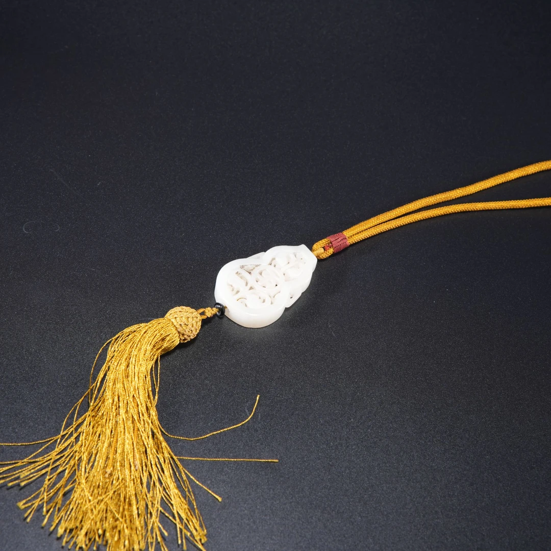 y307/清代 和田玉镂雕葫芦形挂件【华豫之门甄选】