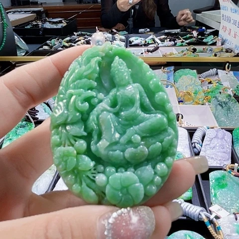 颈饰未镶嵌翡翠一个