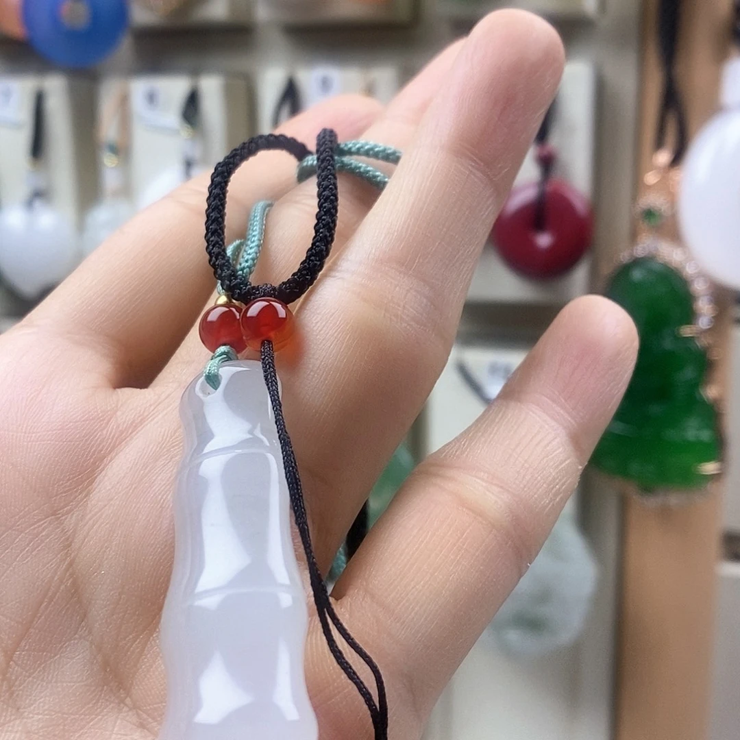 北***宝石英质玉未镶嵌颈饰