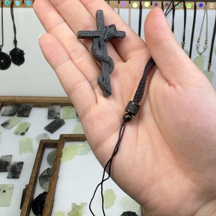 蛇纹石玉吊坠未镶嵌鱼