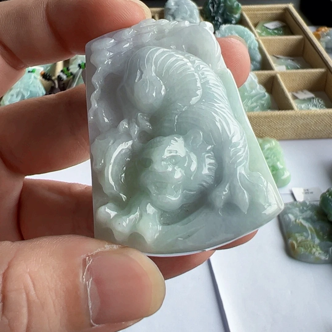 翡翠未镶嵌颈饰虎