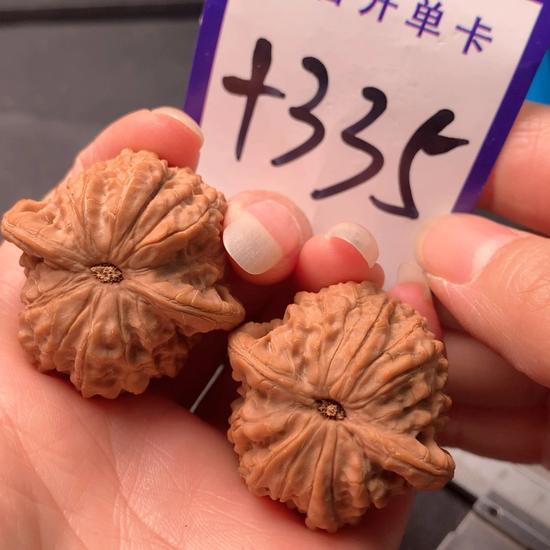 文玩核桃吊坠血麒麟