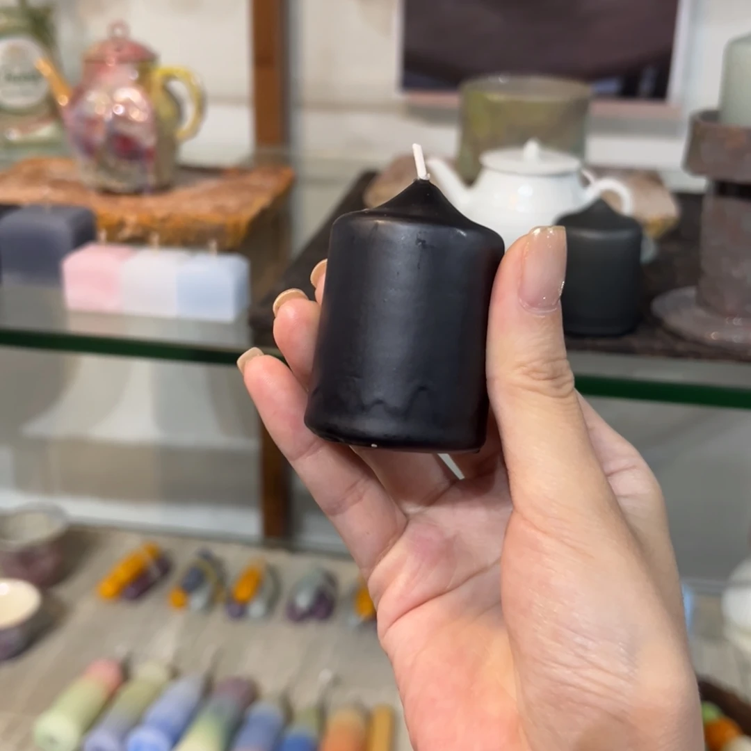 瓷片陶瓷。        陶瓷。