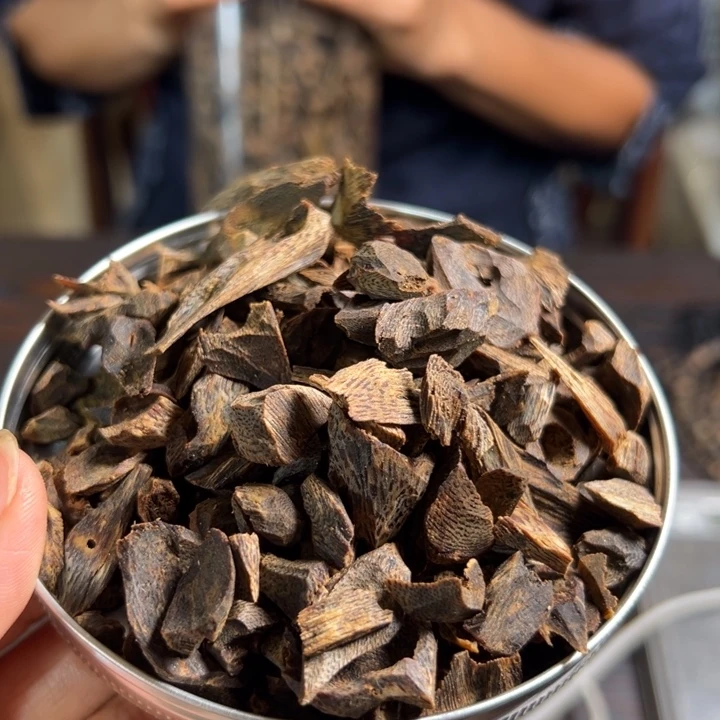 沉香摆件乌身盘丝结沉水20克多样性发1份