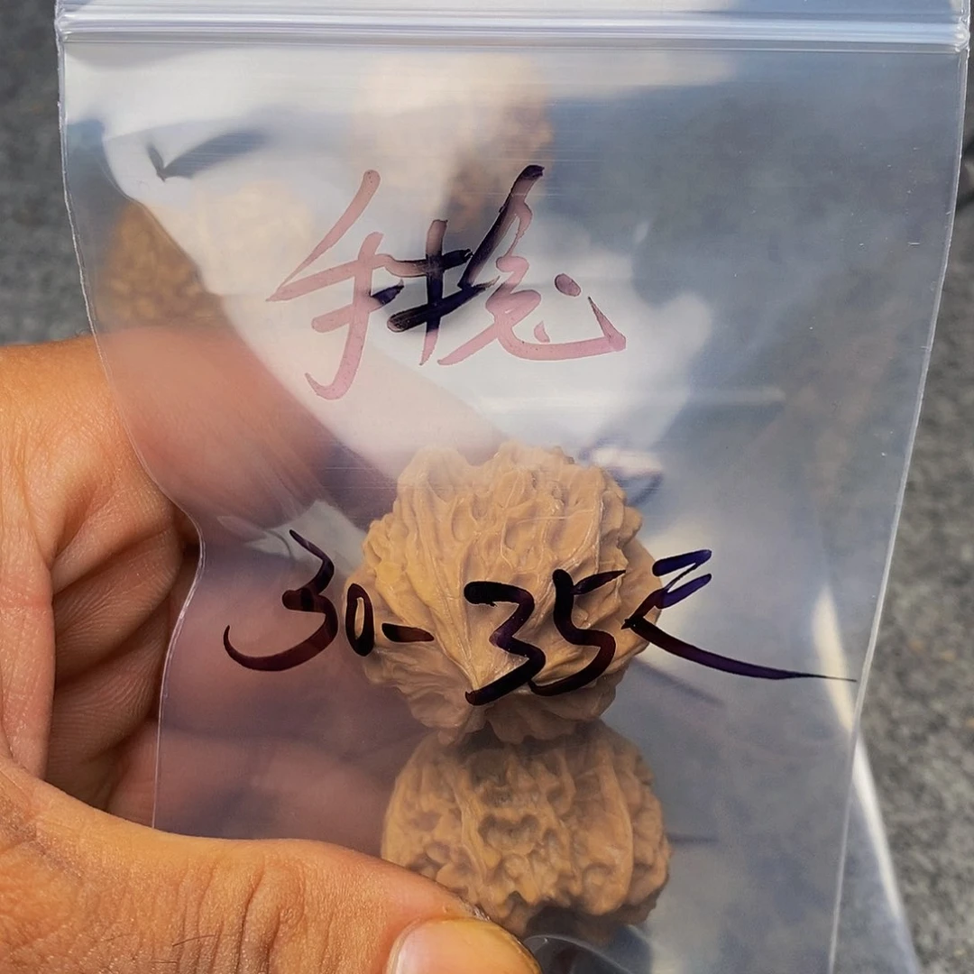 文玩核桃吊坠三棱