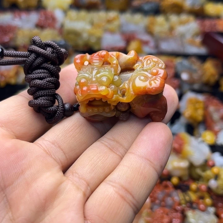 石英质玉（黄龙玉）未镶嵌颈饰