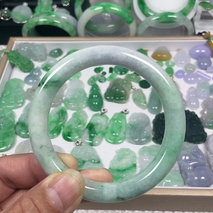 翡翠未镶嵌手镯28、豆绿圆条
