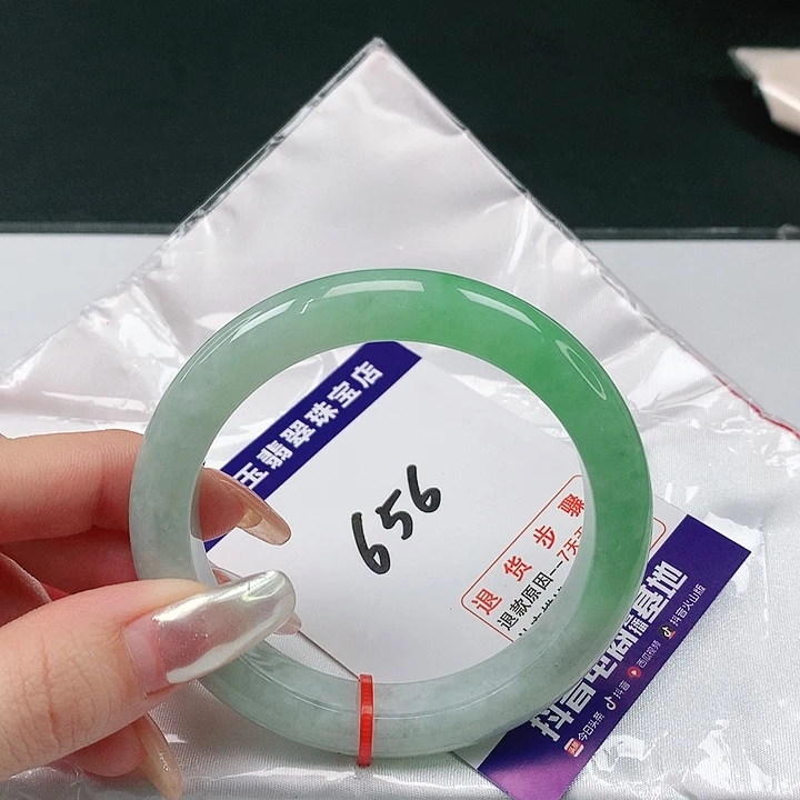 翡翠手镯未镶嵌翡翠手镯