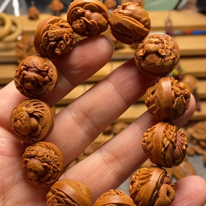 瑞***哥桃核手工雕刻十二生肖