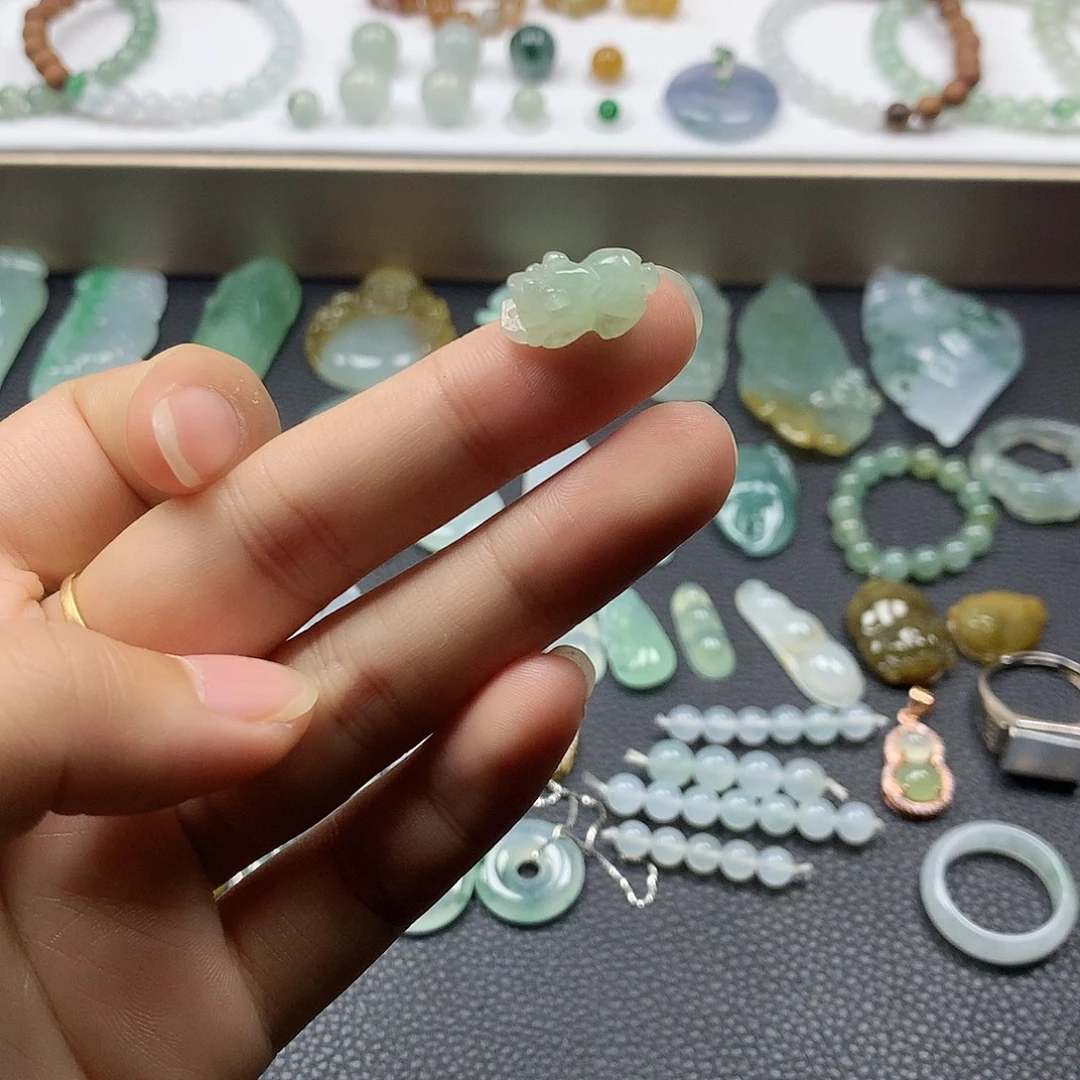 翡翠未镶嵌颈饰貔貅