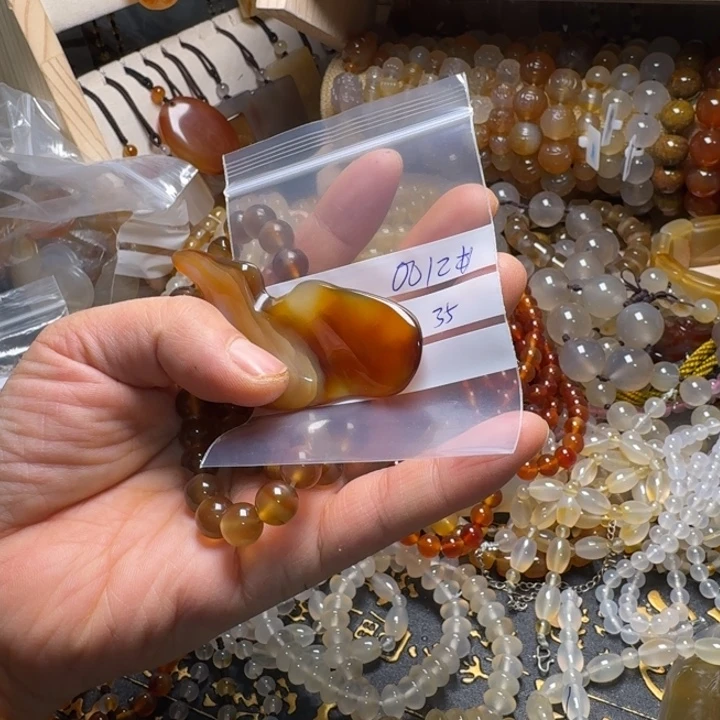 芮***雪玛瑙/玉髓未镶嵌颈饰0012……35