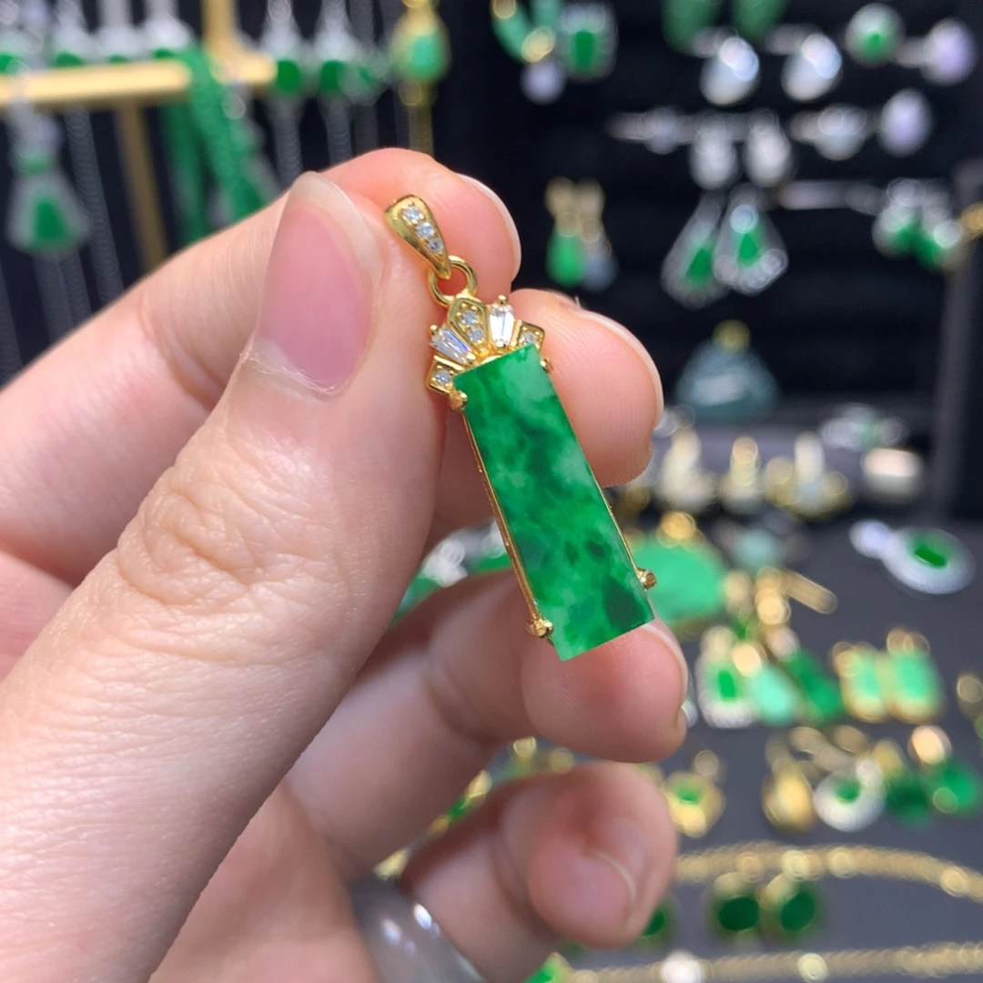 翡翠未镶嵌颈饰有纹裂